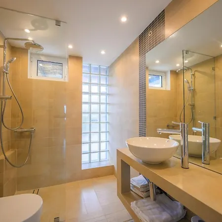 Horizon House - Beachfront Escape *