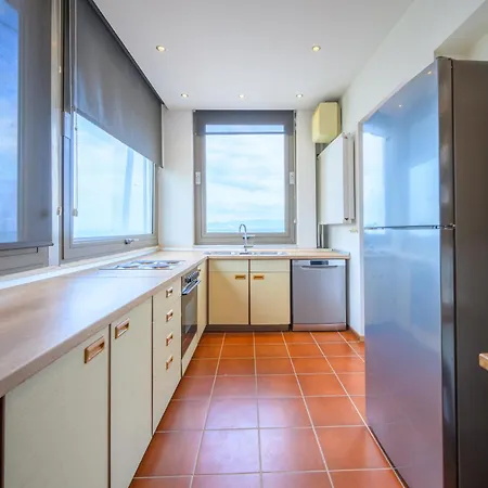 Daire Horizon House - Beachfront Escape *